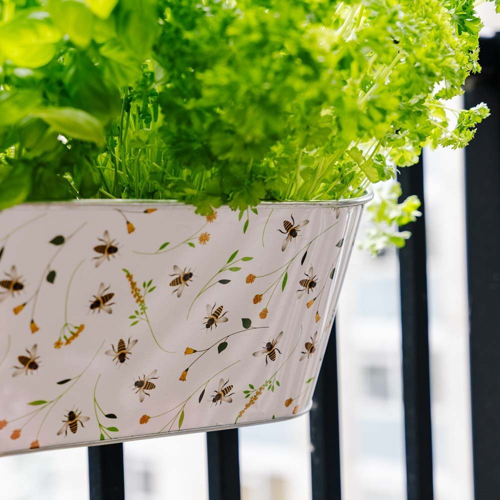 Altankast met bijenpatroon, L: 28,9 cm B: 39,3 cm H: 26,2 cm