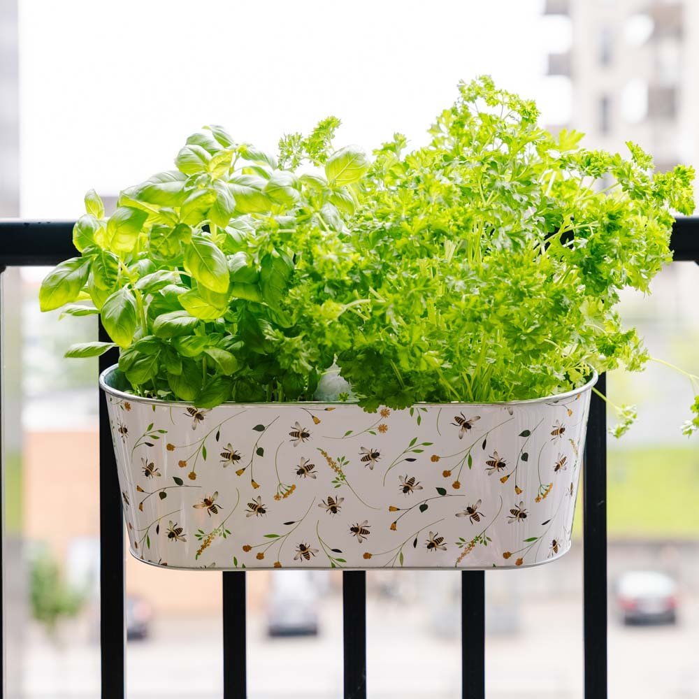 Altankast met bijenpatroon, L: 28,9 cm B: 39,3 cm H: 26,2 cm