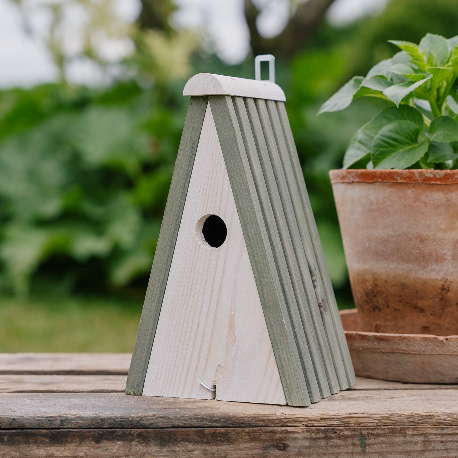 Redekast, grenen driehoekig, L: 16 cm B: 13 cm H: 26 cm