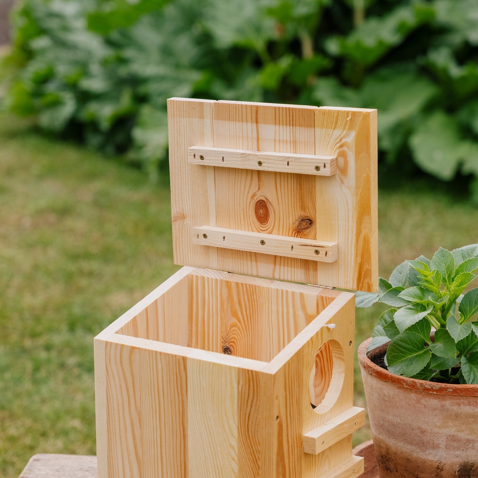 Voederhuis, eekhoorn, L: 19 cm B: 26 cm H: 29 cm